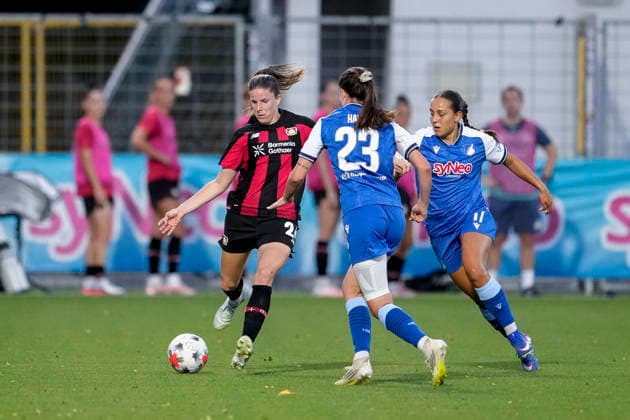 v.li.: Lilla Turanyi (B04, 24), Chiara Hahn (TSG, 23), Linda Natter (TSG, 11), Zweikampf, Spielszene, Duell, duel, tackle, tackling, Dynamik, Action, Aktion, 04.09.2026, Sinsheim (Hoffenheim) (Deutschland), Fussball, Google Pixel Frauen-Bundesliga, TSG 1899 Hoffenheim - Bayer 04 Leverkusen, DFB DFL REGULATIONS PROHIBIT ANY USE OF PHOTOGRAPHS AS IMAGE SEQUENCES AND OR QUASI-VIDEO. *** v li Lilla Turanyi B04, 24, Chiara Hahn TSG, 23, Linda Natter TSG, 11, tackle, game scene, duel, tackle, tackling, dynamics, action, 04 09 2026, Sinsheim, Hoffenheim, Germany, soccer, Google Pixel Women s Bundesliga, TSG 1899 Hoffenheim vs. Bayer 04 Leverkusen, DFB and DFL regulations prohibit any use of photographs as image sequences and or quasi-video xozx