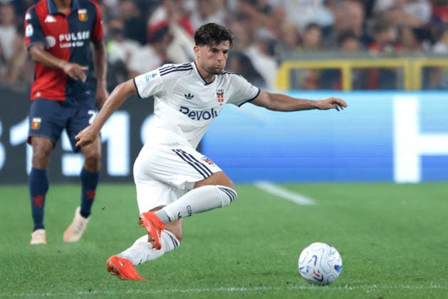 MARTIN BATURINA, Como, Serie A, 2026-27, Genoa vs Como 1-4, 04-09-2026, Azione, Action, Contrasto SERIE A 2026-27 GENOA-COMO 1-4
