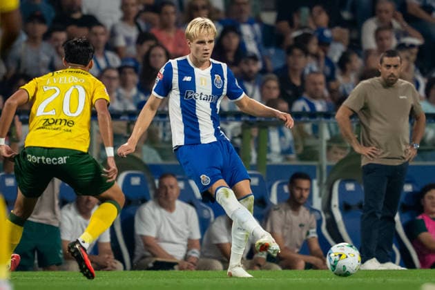 PORTO, PORTUGAL - SEPTEMBER 6: Victor Froholdt of FC Porto passes the ball during the Liga Portugal Betclic 2026 27 match between FC Porto and Moreirense FC at Estadio do Dragao on September 6, 2026 in Porto, Portugal (Photo by Pedro Loureiro Sports Press Photo SPP) Copyright: xSportsxPressxPhotox Sportspressphoto_SPR223228