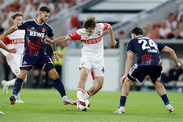 v.l.n.r.: Tom Krauß (1. FC Köln), Leo Sauer (VfB Stuttgart) undLuka Lochoshvili (1. FC Köln), im Bundesliga-Spiel zwischen dem VfB Stuttgart und dem 1. FC Köln in der MHP Arena, Stuttgart, Deutschland, am 4. September 2026. in action during the Bundesliga match between VfB Stuttgart and 1. FC Köln at the MHP Arena, Stuttgart, Germany, on September 4, 2026. DFB DFL REGULATIONS PROHIBIT ANY USE OF PHOTOGRAPHS AS IMAGE SEQUENCES AND OR QUASI-VIDEO, *** From left to right: Tom Krauß (1. FC Köln), Leo Sauer (VfB Stuttgart), and Luka Lochoshvili (1. FC Köln), during the Bundesliga match between VfB Stuttgart and 1. FC Köln at the MHP Arena, Stuttgart, Germany, on September 4, 2026, in action during the Bundesliga match between VfB Stuttgart and 1 FC Köln at the MHP Arena, Stuttgart, Germany, on September 4, 2026. DFB and DFL regulations prohibit any use of photographs as image sequences and or quasi-video, Copyright: HMBxMedia xHeikoxBecker