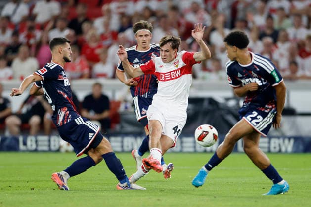 v.l.n.r.: Tom Krauß (1. FC Köln), Leo Sauer (VfB Stuttgart) und Jahmai Simpson-Pusey (1. FC Köln), im Bundesliga-Spiel zwischen dem VfB Stuttgart und dem 1. FC Köln in der MHP Arena, Stuttgart, Deutschland, am 4. September 2026. in action during the Bundesliga match between VfB Stuttgart and 1. FC Köln at the MHP Arena, Stuttgart, Germany, on September 4, 2026. DFB DFL REGULATIONS PROHIBIT ANY USE OF PHOTOGRAPHS AS IMAGE SEQUENCES AND OR QUASI-VIDEO, *** From left to right: Tom Krauß of 1. FC Köln, Leo Sauer of VfB Stuttgart, and Jahmai Simpson Pusey of 1. FC Köln, during the Bundesliga match between VfB Stuttgart and 1. FC Köln at the MHP Arena, Stuttgart, Germany, on September 4, 2026, in action during the Bundesliga match between VfB Stuttgart and 1 FC Köln at the MHP Arena, Stuttgart, Germany, on September 4, 2026. DFB and DFL regulations prohibit any use of photographs as image sequences and or quasi-video, Copyright: HMBxMedia xHeikoxBecker