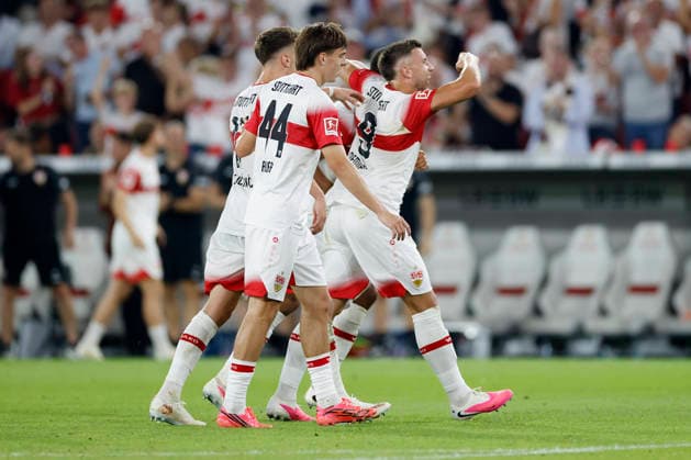 Jubel nach dem Tor zum 3:0, jubelnd, bejubelt, jubelt, jubeln, Cheers after the goal, cheering, celebrated, cheers, cheering, emotions um den Torschuetze, Scorer Ermedin Demirovic (VfB Stuttgart), im Bundesliga-Spiel zwischen dem VfB Stuttgart und dem 1. FC Köln in der MHP Arena, Stuttgart, Deutschland, am 4. September 2026. in action during the Bundesliga match between VfB Stuttgart and 1. FC Köln at the MHP Arena, Stuttgart, Germany, on September 4, 2026. DFB DFL REGULATIONS PROHIBIT ANY USE OF PHOTOGRAPHS AS IMAGE SEQUENCES AND OR QUASI-VIDEO, *** Celebrations after the goal to make it 3-0, cheering, celebrated, cheers, cheering, emotions surrounding the goal scorer, scorer Ermedin Demirovic of VfB Stuttgart, in action during the Bundesliga match between VfB Stuttgart and 1 FC Köln at the MHP Arena, Stuttgart, Germany, on September 4, 2026, Stuttgart, Germany, on September 4, 2026. DFB and DFL regulations prohibit any use of photographs as image sequences and or quasi-video, Copyright: HMBxMedia xHeikoxBecker