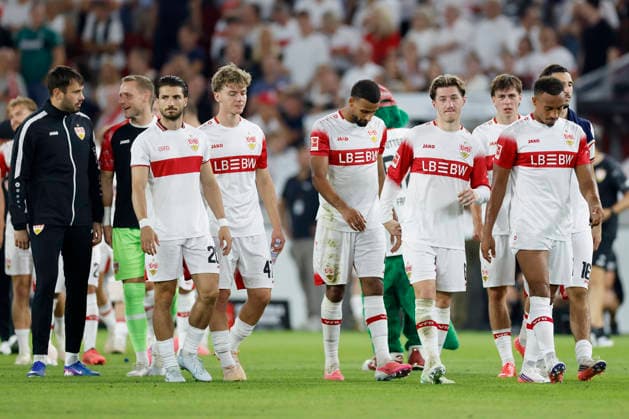 v.l.n.r.: Die Mannschaft des VFB auf dem Weg zu den Fans, im Bundesliga-Spiel zwischen dem VfB Stuttgart und dem 1. FC Köln in der MHP Arena, Stuttgart, Deutschland, am 4. September 2026. in action during the Bundesliga match between VfB Stuttgart and 1. FC Köln at the MHP Arena, Stuttgart, Germany, on September 4, 2026. DFB DFL REGULATIONS PROHIBIT ANY USE OF PHOTOGRAPHS AS IMAGE SEQUENCES AND OR QUASI-VIDEO, *** From left to right: The VfB Stuttgart team making its way toward the fans during the Bundesliga match between VfB Stuttgart and 1. FC Köln at the MHP Arena in Stuttgart, Germany, on September 4, 2026, Stuttgart, Germany, on September 4, 2026. DFB and DFL regulations prohibit any use of photographs as image sequences and or quasi-video, Copyright: HMBxMedia xHeikoxBecker