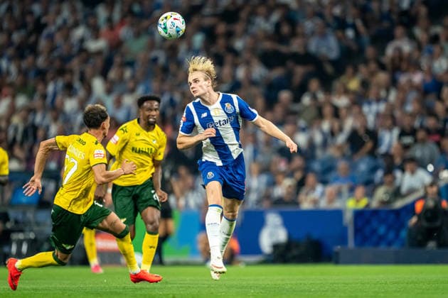 PORTO, PORTUGAL - SEPTEMBER 6: Victor Froholdt of FC Porto challenges for the ball in the air during the Liga Portugal Betclic 2026 27 match between FC Porto and Moreirense FC at Estadio do Dragao on September 6, 2026 in Porto, Portugal (Photo by Pedro Loureiro Sports Press Photo SPP) Copyright: xSportsxPressxPhotox Sportspressphoto_SPR223248
