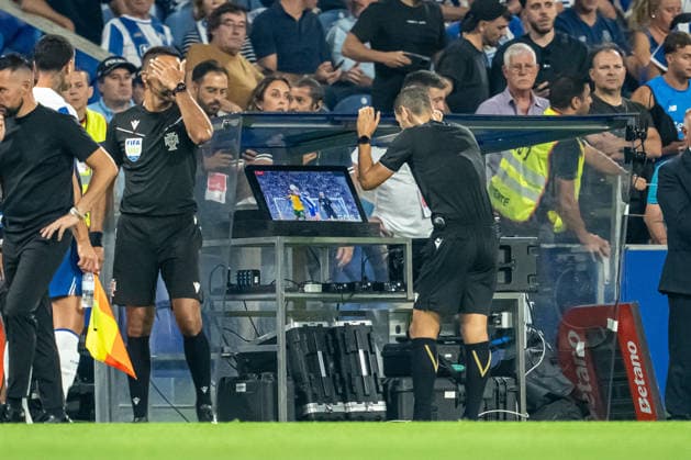 PORTO, PORTUGAL - SEPTEMBER 6: Referee Antonio Nobre checks the VAR monitor during the Liga Portugal Betclic 2026 27 match between FC Porto and Moreirense FC at Estadio do Dragao on September 6, 2026 in Porto, Portugal (Photo by Pedro Loureiro Sports Press Photo SPP) Copyright: xSportsxPressxPhotox Sportspressphoto_SPR223274