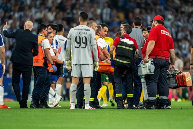 PORTO, PORTUGAL - SEPTEMBER 6: Victor Froholdt of FC Porto is carried off the pitch on a stretcher during the Liga Portugal Betclic 2026 27 match between FC Porto and Moreirense FC at Estadio do Dragao on September 6, 2026 in Porto, Portugal (Photo by Pedro Loureiro Sports Press Photo SPP) Copyright: xSportsxPressxPhotox Sportspressphoto_SPR223275