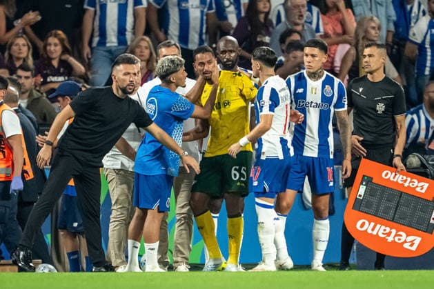 PORTO, PORTUGAL - SEPTEMBER 6: Guilherme Liberato of Moreirense FC leaves the pitch in tears after being sent off, as Victor Froholdt of FC Porto is carried off the pitch on a stretcher during the Liga Portugal Betclic 2026 27 match between FC Porto and Moreirense FC at Estadio do Dragao on September 6, 2026 in Porto, Portugal (Photo by Pedro Loureiro Sports Press Photo SPP) Copyright: xSportsxPressxPhotox Sportspressphoto_SPR223276