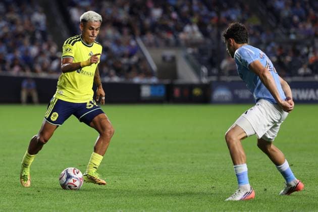 September 4, 2026, Bronx, New York, USA: ANDY NAJAR (31) of Nashville SC carries the ball as KEVIN O TOOLE (22) of New York City FC challenges NAJAR during the first half of the match between New York City FC and Nashville SC at Yankee Stadium in Bronx, New York, USA. Soccer 2026: New York City FC Vs. Nashville SC  - ZUMAc295 20260904_zsp_c295_002 Copyright: xJosexContrerasx