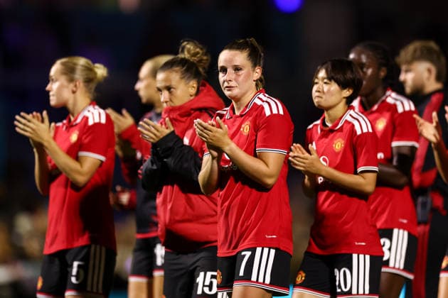 London City Lionesses gegen Manchester United, 4. September 2026, London Women’s Super League London City Lionesses gegen Manchester United Ella Toone von Manchester United applaudiert gemeinsam mit ihren Teamkolleginnen den Fans. Foto: Jacques Feeney, Offside, London, Großbritannien  Copyright: xJacquesxFeeneyx xOffsidexOffside