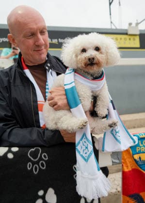 London City Lionesses gegen Manchester United, 4. September 2026, London Women’s Super League London City Lionesses gegen Manchester United Ein Mann hält seinen Hund im Arm, um dessen Hals ein Schal der London City Lionesses gebunden ist. Foto: Jacques Feeney, Offside, London, Großbritannien  Copyright: xJacquesxFeeneyx xOffsidexOffside