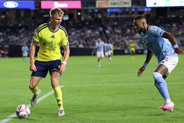 September 4, 2026, Bronx, New York, USA: SAM SURRIDGE (9) of Nashville SC carries the ball forward as RAUL GUSTAVO (34) of New York City FC challenges SURRIDGE during the first half of the match between New York City FC and Nashville SC at Yankee Stadium in Bronx, New York, USA. Bronx USA - ZUMAc295 20260904_zsp_c295_017 Copyright: xJosexContrerasx