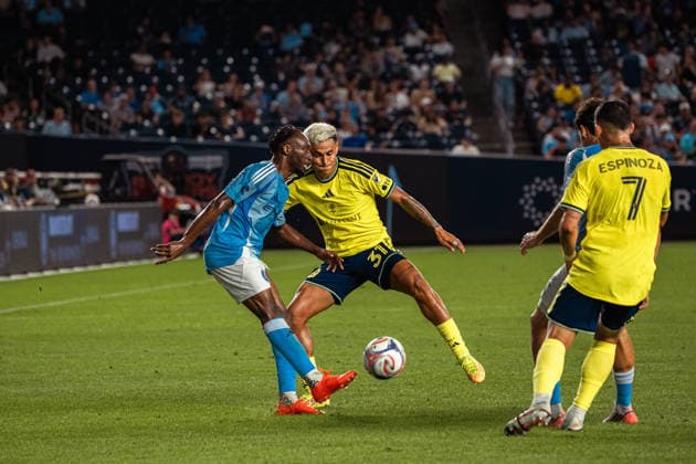 September 4, 2026, Bronx, New York, USA: Bo°NIE TRAORo° (9) of New York City FC battles for possession under pressure from Nashville SC players during a Major League Soccer match. Bronx USA - ZUMAp306 20260904_znp_p306_007 Copyright: xOmarxPerezxLopezx