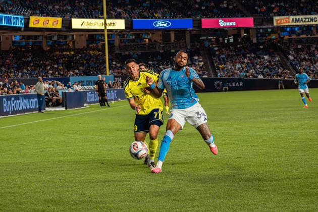 September 4, 2026, Bronx, New York, USA: RAUL GUSTAVO (34) of New York City FC battles for possession with CRISTIAN ESPINOZA (7) of Nashville SC during a Major League Soccer match. MLS, Fussball Herren, USA 2026: New York City Fc Vs Nashville Sc  - ZUMAp306 20260904_znp_p306_004 Copyright: xOmarxPerezxLopezx