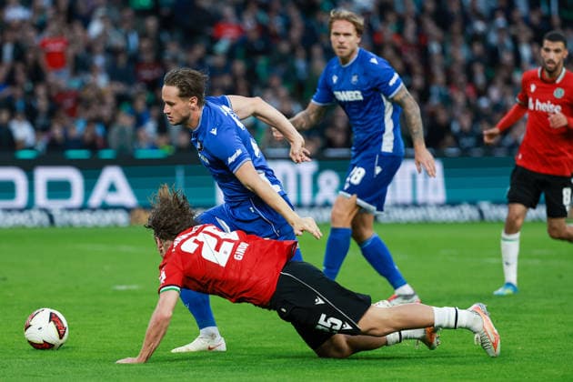 2. Bundesliga - Hannover 96 - Karlsruher SC am 04.09.2026 in der Heinz von Heiden Arena in Hannover Lars Gindorf (Hannover 25) gegen Christoph Kobald (Karlsruhe 22) *** 2. Bundesliga: Hannover 96 vs. Karlsruher SC on September 4, 2026, at the Heinz von Heiden Arena in Hannover; Lars Gindorf (Hannover 25) vs. Christoph Kobald (Karlsruhe 22) MH