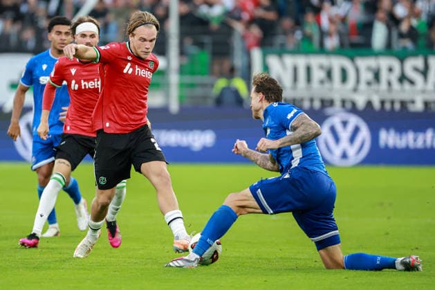 2. Bundesliga - Hannover 96 - Karlsruher SC am 04.09.2026 in der Heinz von Heiden Arena in Hannover Lars Gindorf (Hannover 25) gegen Marcel Franke (Karlsruhe 28) *** 2. Bundesliga: Hannover 96 vs. Karlsruher SC on September 4, 2026, at the Heinz von Heiden Arena in Hannover; Lars Gindorf (Hannover 25) vs. Marcel Franke (Karlsruhe 28) MH