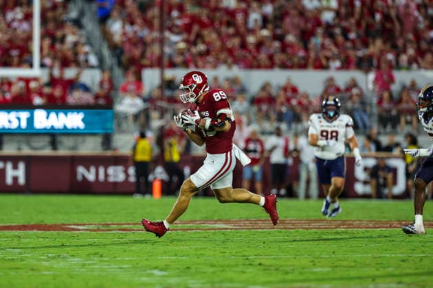 NORMAN, OK - SEPTEMBER 04: Oklahoma Sooner tight end Hayden Hansen (89) receives a pass during the college football game between the Oklahoma Sooners and the UTEP Miners on September 04, 2026 at Gaylord Family Oklahoma Memorial Stadium in Norman, OK. (Photo by Chad Hamilton Icon Sportswire) COLLEGE FOOTBALL: SEP 04 UTEP at Oklahoma EDITORIAL USE ONLY Icon260903095