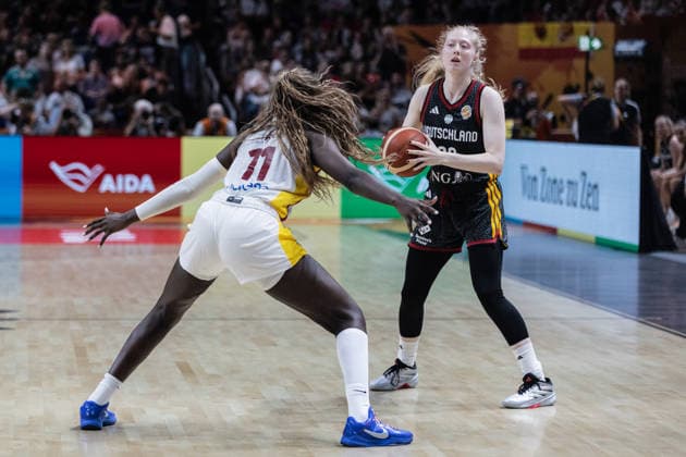 FIBA Women s World Cup First Round: Spain-Germany in Berlin, Germany - 4 Sept 2026 Frieda Buhner of Germany (R) and Awa Fam (L) of Spain seen in action during the first round of the 2026 FIBA Women s World Cup between Germany and Spain at Uber Arena. Final score; Spain 83:53 Germany. Berlin Germany Copyright: xNicholasxMullerx xSOPAxImagesx FIBAWWCGERSPAIN(7)