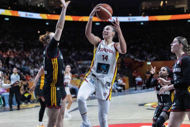 September 4, 2026, Berlin, Germany: Raquel Carrera of Spain (R) and Lina Sontag (L) of Germany seen in action during the first round of the 2026 FIBA Women s World Cup between Germany and Spain at Uber Arena. Final score; Spain 83:53 Germany. Berlin Germany - ZUMAs197 20260904_aaa_s197_539 Copyright: xNicholasxMullerx