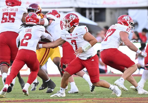 LOS ANGELES, CA - SEPTEMBER 04: Fresno State Bulldogs quarterback Jayden Mandal (7) hands off the ball to Fresno State Bulldogs running back Rayshon Luke (2) during the game between the USC Trojans and the Fresno State Bulldogs on September 04, 2026 at Los Angeles Memorial Coliseum in Los Angeles. (Photo by David Dennis Icon Sportswire) COLLEGE FOOTBALL: SEP 04 Fresno State at USC EDITORIAL USE ONLY Icon26090412