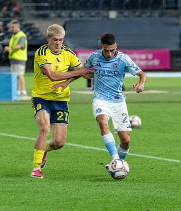 September 4, 2026, Bronx, New York, USA: Agustin Ojeda (26) of NYCFC controls the ball during MLS, Fussball Herren, USA regular season game between NYCFC and Nashville SC at Yankee stadium in New York, NY on September 4, 2026. Game ended in goalless draw. Bronx USA - ZUMAr339 20260904_znp_r339_026 Copyright: xLevxRadinx
