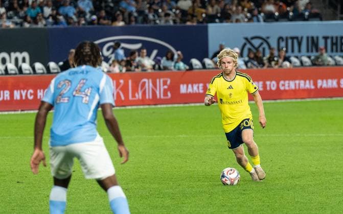 September 4, 2026, Bronx, New York, USA: Edvard Tagseth (20) of Nashville SC controls the ball during MLS, Fussball Herren, USA regular season game between NYCFC and Nashville SC at Yankee stadium in New York, NY on September 4, 2026. Game ended in goalless draw. Bronx USA - ZUMAr339 20260904_znp_r339_035 Copyright: xLevxRadinx