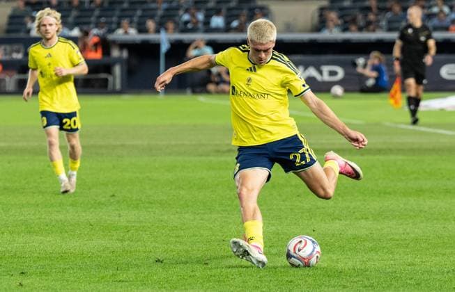 September 4, 2026, Bronx, New York, USA: Reed Baker-Whiting (27) of Nashville SC kicks the ball during MLS, Fussball Herren, USA regular season game between NYCFC and Nashville SC at Yankee stadium in New York, NY on September 4, 2026. Game ended in goalless draw. MLS Regular Season Game Between NYCFC And Nashville SC  - ZUMAr339 20260904_znp_r339_028 Copyright: xLevxRadinx