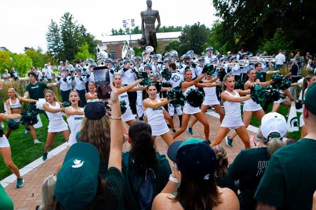 September 4, 2026, East Lansing, Michigan, U.S: Michigan State cheerleaders perform for fans outside the Sparty statue before Michigan State s 30-20 win over Toledo at Spartan Stadium. NCAA, College League, USA Football 2026: Michigan State 30:20 Toledo  - ZUMAm242 20260904_aap_m242_002 Copyright: xScottxMapesx