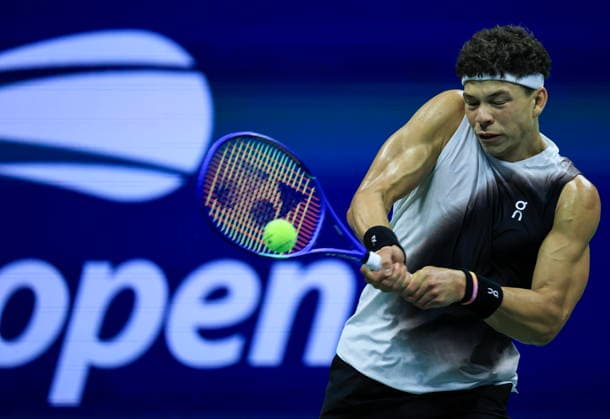 US Open tennis tournament - Day 6 Ben Shelton of the USA in action against Denis Shapovalov of Canada during their Men s Singles third round match at the US Open Tennis Championships in the USTA Billie Jean King National Tennis Center in Flushing Meadows, New York, USA, 04 September 2026. The 2026 US Open tennis tournament runs from 23 August to 13 September. FLUSHING MEADOWS NEW YORK United States  Copyright: xCRISTOBALxHERRERA-ULASHKEVICHx