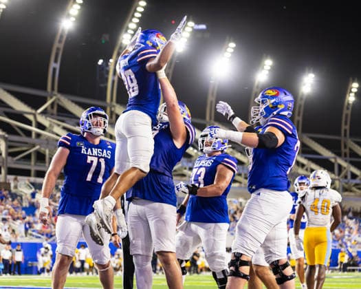 September 4, 2026, Lawrence, Kansas, USA: Kansas runningback MICAH JOHNSON ( 28, center) celebrates with his teammates after scoring a touchdown in the second half of the football game against the Long Island Sharks at David Booth Kansas Memorial Stadium. Lawrence USA - ZUMAw173 20260904_zsp_w173_003 Copyright: xLukexWelshx