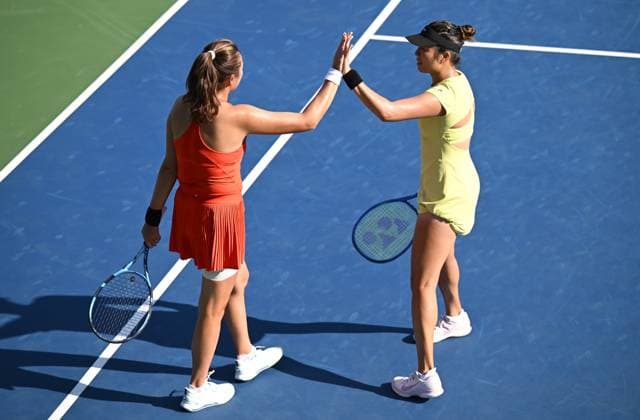 (260905) -- NEW YORK, Sept. 5, 2026 -- Yang Zhaoxuan (L) Eudice Chong celebrate scoring during the women s doubles first round match between Yang Zhaoxuan (China) Eudice Chong (China s Hong Kong) and Daria Kasatkina (Australia) Yuliia Staus rodubtseva (Ukraine) at the 2026 US Open tennis championships in New York, the United States, Sept. 4, 2026. ) (SP)U.S.-NEW YORK-TENNIS-US OPEN-WOMEN S DOUBLES LixRui 