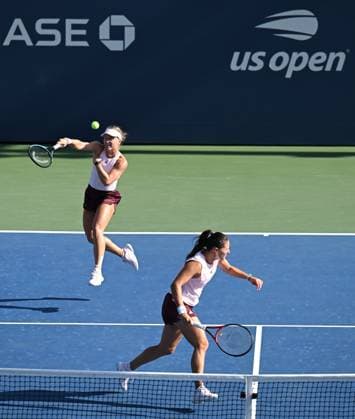 (260905) -- NEW YORK, Sept. 5, 2026 -- Daria Kasatkina (R) Yuliia Starodubtseva compete during the women s doubles first round match between Yang Zhaoxuan (China) Eudice Chong (China s Hong Kong) and Daria Kasatkina (Australia) Yuliia Staus rodubtseva (Ukraine) at the 2026 US Open tennis championships in New York, the United States, Sept. 4, 2026. ) (SP)U.S.-NEW YORK-TENNIS-US OPEN-WOMEN S DOUBLES LixRui 