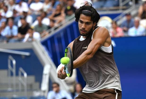 (260905) -- NEW YORK, Sept. 5, 2026 -- Carlos Alcaraz of Spain returns the ball during the men s singles third round match against Wu Yibing of China at the 2026 US Open tennis championships in New York, the United States, Sept. 4, 2026. ) (SP)U.S.-NEW YORK-TENNIS-US OPEN-MEN S SINGLES LixRui 
