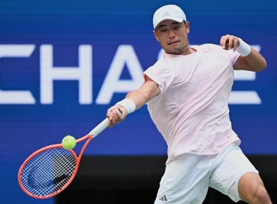 (260905) -- NEW YORK, Sept. 5, 2026 -- Wu Yibing of China returns the ball during the men s singles third round match against Carlos Alcaraz of Spain at the 2026 US Open tennis championships in New York, the United States, Sept. 4, 2026. ) (SP)U.S.-NEW YORK-TENNIS-US OPEN-MEN S SINGLES LixRui 
