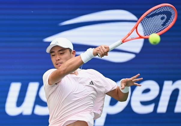 (260905) -- NEW YORK, Sept. 5, 2026 -- Wu Yibing of China returns the ball during the men s singles third round match against Carlos Alcaraz of Spain at the 2026 US Open tennis championships in New York, the United States, Sept. 4, 2026. ) (SP)U.S.-NEW YORK-TENNIS-US OPEN-MEN S SINGLES LixRui 