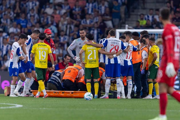 FC Porto v Moreirense FC - Primeira Liga Victor Froholdt of FC Porto leaves the pitch injured during the FC Porto vs. Moreirense FC match for the Liga Portugal Betclic 2026 27 at Estadio do Dragao in Porto, Portugal, on September 4, 2026. Porto Porto Portugal  Copyright: xMiguelxLemosx originalFilename:lemos-fcportox260904_np7U1.jpg