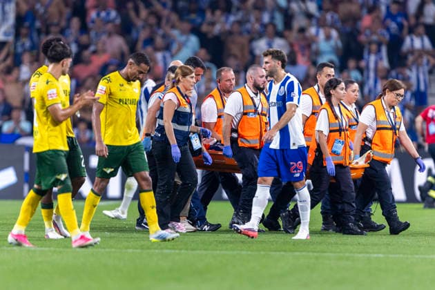 FC Porto v Moreirense FC - Primeira Liga Victor Froholdt of FC Porto leaves the pitch injured during the FC Porto vs. Moreirense FC match for the Liga Portugal Betclic 2026 27 at Estadio do Dragao in Porto, Portugal, on September 4, 2026. Porto Porto Portugal  Copyright: xMiguelxLemosx originalFilename:lemos-fcportox260904_npAES.jpg