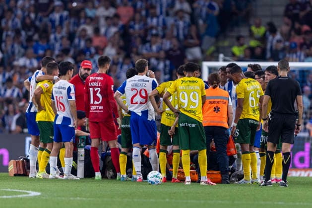 FC Porto v Moreirense FC - Primeira Liga Victor Froholdt of FC Porto leaves the pitch injured during the FC Porto vs. Moreirense FC match for the Liga Portugal Betclic 2026 27 at Estadio do Dragao in Porto, Portugal, on September 4, 2026. Porto Porto Portugal  Copyright: xMiguelxLemosx originalFilename:lemos-fcportox260904_npDLG.jpg
