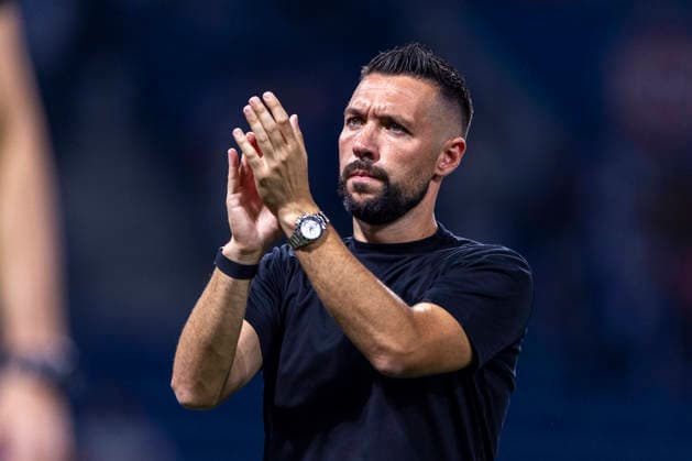 FC Porto v Moreirense FC - Primeira Liga FC Porto head coach Francesco Farioli acknowledges fans during the FC Porto vs. Moreirense FC match for the Liga Portugal Betclic 2026 27 at Estadio do Dragao in Porto, Portugal, on September 4, 2026. Porto Porto Portugal  Copyright: xMiguelxLemosx originalFilename:lemos-fcportox260904_npNCj.jpg