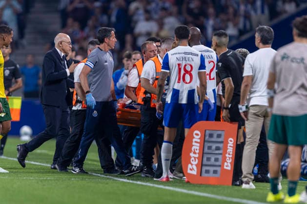 FC Porto v Moreirense FC - Primeira Liga Victor Froholdt of FC Porto leaves the pitch injured during the FC Porto vs. Moreirense FC match for the Liga Portugal Betclic 2026 27 at Estadio do Dragao in Porto, Portugal, on September 4, 2026. Porto Porto Portugal  Copyright: xMiguelxLemosx originalFilename:lemos-fcportox260904_npQOi.jpg