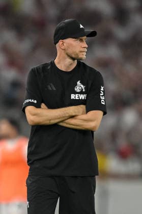 Trainer Rene Wagner (1.FC Koeln) Schaut waehrend des spiels der 1. Bundesliga zwischen VfB Stuttgart und 1. FC Koeln, MHPArena am 04. September 2026 in Stuttgart, Deutschland. (Foto von Harry Langer DeFodi Images) +++ Trainer Rene Wagner (1.FC Koeln) Looks on during the Bundesliga match between VfB Stuttgart and 1. FC Koeln at MHPArena on September 4, 2026 in Stuttgart, Germany. (Photo by Harry Langer DeFodi Images) DFB DFL REGULATIONS PROHIBIT ANY USE OF PHOTOGRAPHS AS IMAGE SEQUENCES AND OR QUASI-VIDEO. (Photo by Harry Langer DeFodi Images) DFB DFL REGULATIONS PROHIBIT ANY USE OF PHOTOGRAPHS AS IMAGE SEQUENCES AND OR QUASI-VIDEO. - *** Coach Rene Wagner of 1 FC Koeln watches during the Bundesliga match between VfB Stuttgart and 1 FC Koeln, MHPArena on September 4, 2026, in Stuttgart, Germany Photo by Harry Langer DeFodi Images Coach Rene Wagner of 1. FC Köln looks on during the Bundesliga match between VfB Stuttgart and 1. FC Köln at MHPArena on September 4, 2026, in Stuttgart, Germany. Photo by Harry Langer, DeFodi Images. DFB and DFL regulations prohibit any use of photographs as image sequences and or quasi-video. Photo by Harry Langer, DeFodi Images. DFB and DFL regulations prohibit any use of photographs as IMASEQUENCES AND OR QUASI-VIDEO
