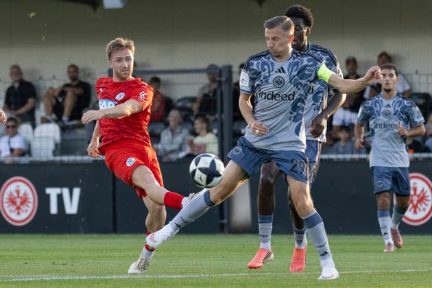 Regionalliga Southwest: Eintracht Frankfurt II vs. FC Astoria Walldorf, September 4, 2026: Lennart Grimmer (FC Astoria Walldorf, No. 8) shoots the ball toward the goal, and Nico Ochojski (Eintracht Frankfurt II, No. 29), Eintracht Frankfurt II vs. FC Astoria Walldorf, Dreieich, Maxworx Sportpark, September 4, 2026 Copyright: xBEAUTIFULxSPORTS Gawlikx