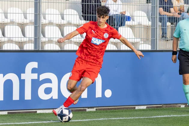 Regionalliga Southwest Eintracht Frankfurt II vs. FC Astoria Walldorf, September 4, 2026 Konrad Riehle FC Astoria Walldorf 14 on the ball, cutout, portrait, Eintracht Frankfurt II FC Astoria Walldorf, Dreieich, Maxworx Sportpark, September 4, 2026 Copyright: xBEAUTIFULxSPORTS Gawlikx