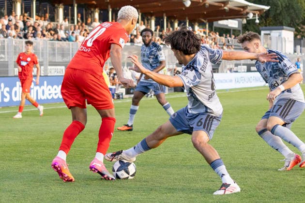 Regionalliga Southwest: Eintracht Frankfurt II vs. FC Astoria Walldorf, September 4, 2026: Kenny Freßle (Fressle) of FC Astoria Walldorf (40) and Ebu Bekir Is of Eintracht Frankfurt II (6) battle for the ball; Eintracht Frankfurt II vs. FC Astoria Walldorf, Dreieich, Maxworx Sportpark, September 4, 2026 Copyright: xBEAUTIFULxSPORTS Gawlikx
