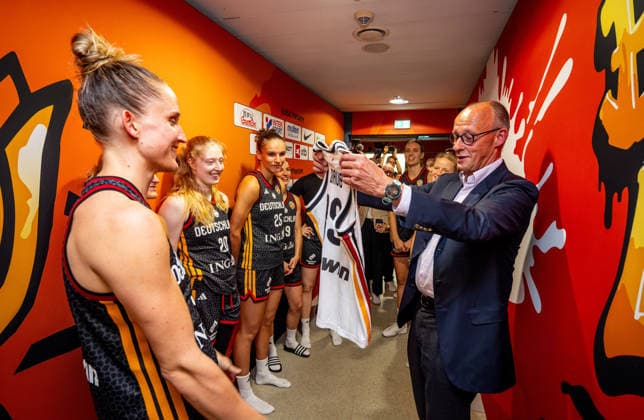 Basketball Berlin, September 4, 2026 FIBA Women’s Basketball World Cup Germany 2026 Preliminary Round Group Spain (ESP) vs. Germany (GER) Federal Chancellor Friedrich Merz visits the German team after the game in front of the locker room Leonie Fiebich, Germany, No. 13, presents him with a signed jersey; Frida Bühner, Germany, No. 20; Clara Bielefeld, Germany, No. 25; and others