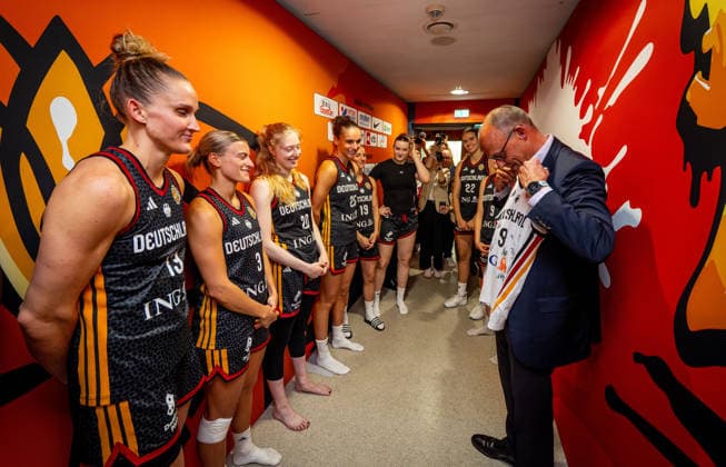Basketball Berlin, September 4, 2026 FIBA Women’s Basketball World Cup Germany 2026 Preliminary Round Group Spain (ESP) vs. Germany (GER) Federal Chancellor Friedrich Merz visits the German team after the game in front of the locker room Leonie Fiebich (Germany), No. 13, presents him with a signed jersey; Alexandra Wilke, Germany, No. 03; Frida Bühner, Germany, No. 20; Clara Bielefeld, Germany, No. 25; and others