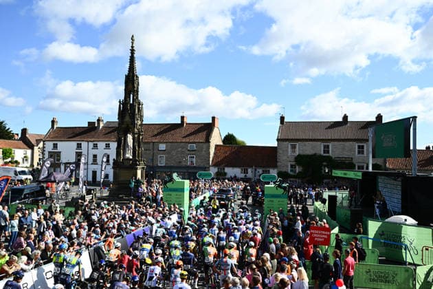 Sport Bilder des Tages 2026 Lloyds Tour of Britain Men Picture by Simon Wilkinson SWpix.com - 05 09 2026 - Cycling - UCI ProSeries - 2026 Lloyds Tour of Britain Men - Stage 4: Helmsley to Leyburn (165.8km) - The peloton line up in Helmsley Copyright: x xSWpix.comx(t axPhotographyxHubxLtd)xSimonxWilkinson SWpix.comx SWP-3030-22385