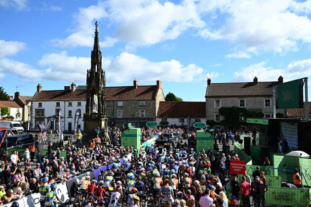 2026 Lloyds Tour of Britain Men Picture by Simon Wilkinson SWpix.com - 05 09 2026 - Cycling - UCI ProSeries - 2026 Lloyds Tour of Britain Men - Stage 4: Helmsley to Leyburn (165.8km) - The peloton line up in Helmsley Copyright: x xSWpix.comx(t axPhotographyxHubxLtd)xSimonxWilkinson SWpix.comx SWP-3030-22386