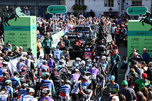 2026 Lloyds Tour of Britain Men Picture by Simon Wilkinson SWpix.com - 05 09 2026 - Cycling - UCI ProSeries - 2026 Lloyds Tour of Britain Men - Stage 4: Helmsley to Leyburn (165.8km) - The peloton line up in Helmsley Copyright: x xSWpix.comx(t axPhotographyxHubxLtd)xSimonxWilkinson SWpix.comx SWP-3030-22387