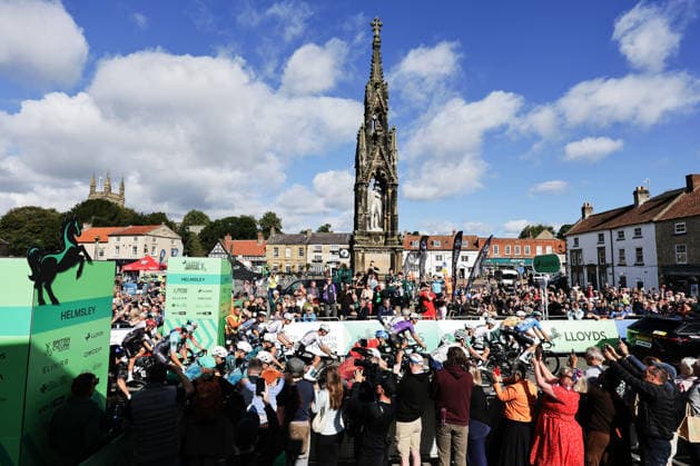 2026 Lloyds Tour of Britain Men Picture by Alex Whitehead SWpix.com - 05 09 2026 - Cycling - UCI ProSeries - 2026 Lloyds Tour of Britain Men - Stage 4: Helmsley to Leyburn (165.8km) - The peloton roll out of Helmsley Copyright: x xSWpix.comx(t axPhotographyxHubxLtd)xAlexxWhitehead SWpix.comx SWP-3030-22391