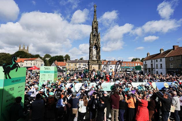 2026 Lloyds Tour of Britain Men Picture by Alex Whitehead SWpix.com - 05 09 2026 - Cycling - UCI ProSeries - 2026 Lloyds Tour of Britain Men - Stage 4: Helmsley to Leyburn (165.8km) - The peloton roll out of Helmsley Copyright: x xSWpix.comx(t axPhotographyxHubxLtd)xAlexxWhitehead SWpix.comx SWP-3030-22392